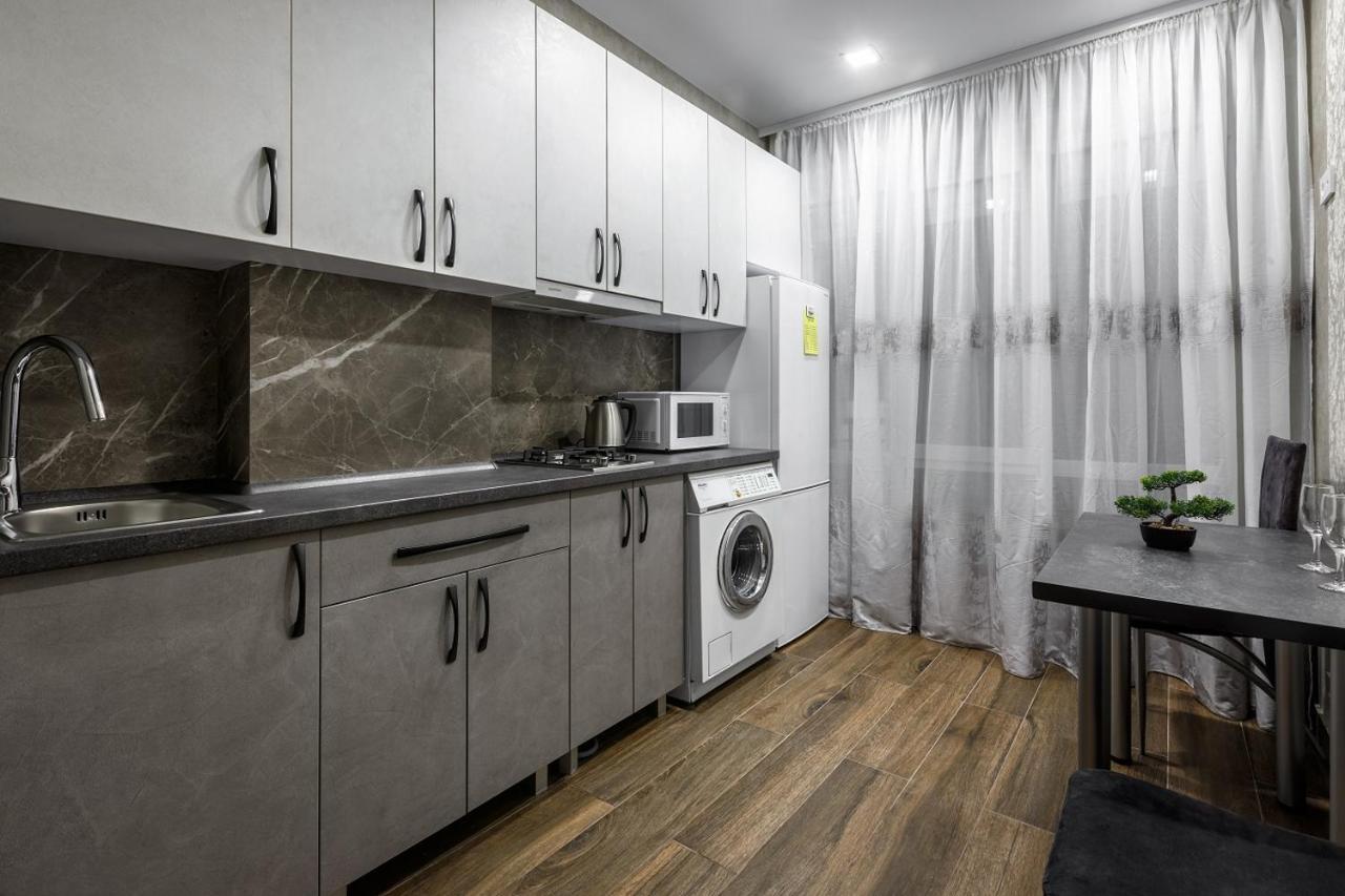 Apartment In The Center! Panoramic Windows! Fireplace! Kischinau Exterior foto